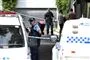 Politifolk på en afspærret gade i Australien
