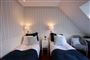 En dobbeltseng på et hotelværelse