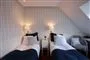 En dobbeltseng på et hotelværelse