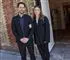 Rasmus Seebach og Julie Teglhus arm i arm foran en kirke.