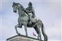 en statue med en mand og en hest