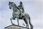 en statue med en mand og en hest