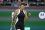 Caroline Wozniacki vandt første sæt, inden regnen satte en stopper for hendes kamp mod kinesiske Lin Zhu.