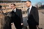 to personer i mørkt tøj