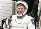 en astronaut viser tommel op