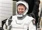 en astronaut viser tommel op