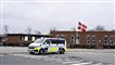 En politibil foran skolen