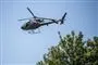 En helikopter i luften