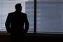 en silhouet af en mand ved at vindue