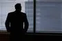 en silhouet af en mand ved at vindue
