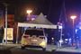 En politibil og flere betjente på stedet.