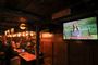 en tv-skærm på en bar