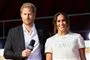 Harry og Meghan med en mikrofon