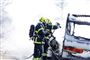 brandnænd ved en campingvogn, der brænder