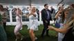 folk danser i et telt