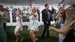 folk danser i et telt