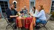 folk omkring et bord
