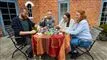 folk omkring et bord