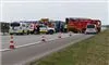 Væltet lastbil og politubiler