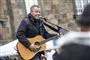 Mand spiller guitar