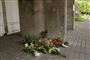 blomster foran bygning
