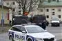politibil holder foran bygning