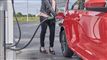 en person tanker en bil