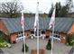 flag vajer foran bygning
