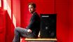 en mand og en soundboks