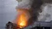 en bygning i brand