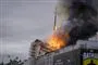 en bygning i brand
