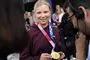 Kvinder viser medalje frem