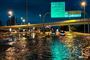 Motorveje i Dubai er oversvømmede, og flyafgange er aflyst efter voldsom regn over De Forenede Arabiske Emirater.