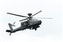 En helikopter i luften