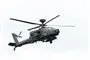 En helikopter i luften