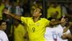 Luis Fabiano fejrer en af sine tre scoringer mod Portugal. Foto: AP/Silvia Izquierdo / POLFOTO