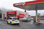 politibil holder ved tankstation