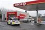 politibil holder ved tankstation