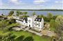 en kæmpe villa ned til en sø
