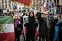 demonstranter med et flag