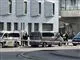 politibiler holder foran retsbygning