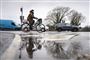 person cykler i regnen