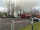 Røg og brandbiler ved en campingplads.