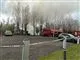 Røg og brandbiler ved en campingplads.