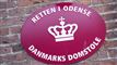 et skilt foran retten