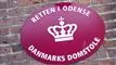 et skilt foran retten