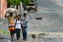 Tre personer på en gade i Haiti