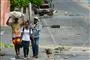 Tre personer på en gade i Haiti