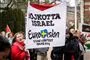 demonstranter med et skilt