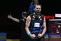 En badmintonspiller ved nettet